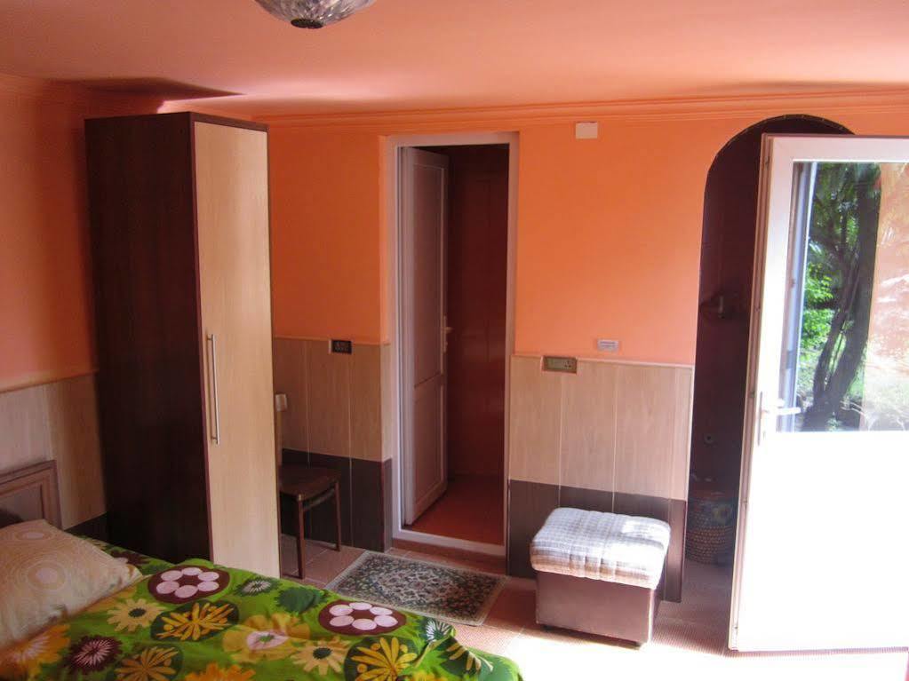Guesthouse 97 In Batumi Батуми Экстерьер фото